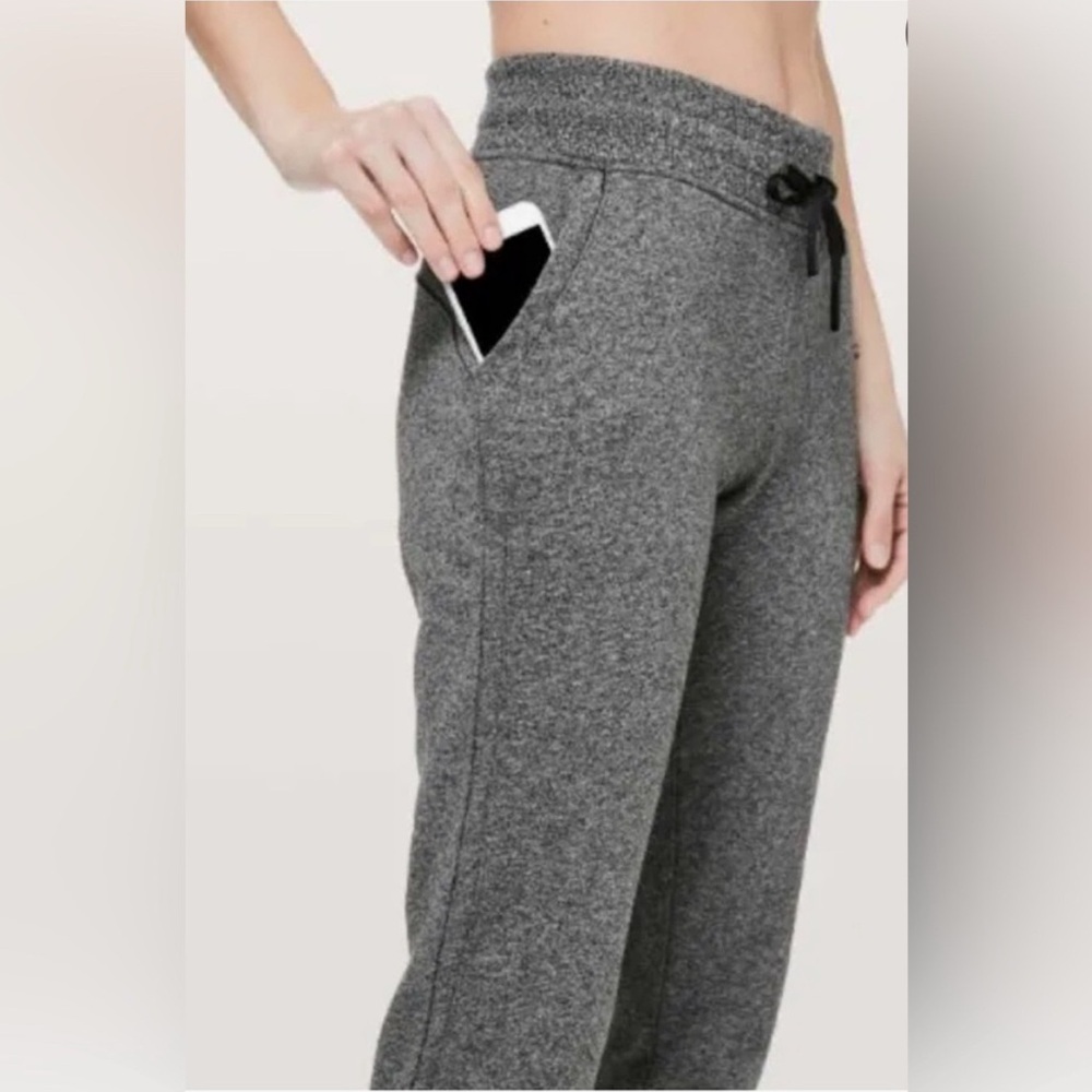 NWOT WOMENS LULULEMON WARM DOWN JOGGER IN HEATHERED CORE
GRAY SIZE 4 - Picture 3 of 10